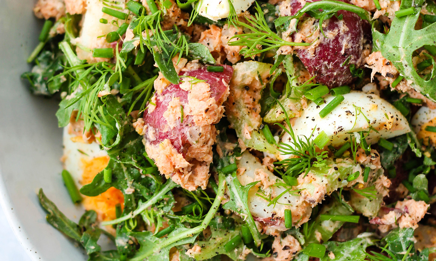 Salade saine aux pommes de terre et au saumon en conserve