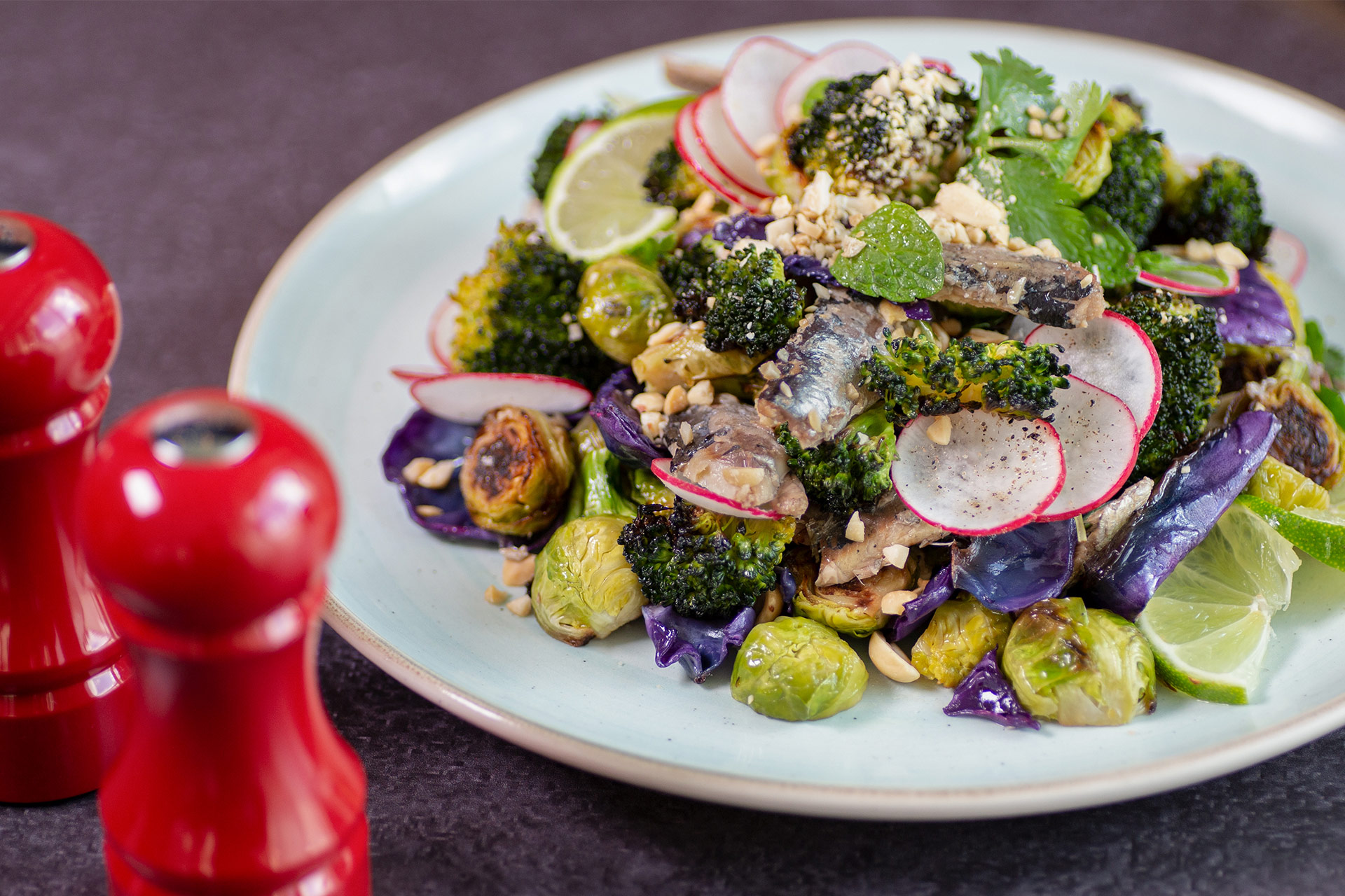 Salade de légumes rôtis avec sardines