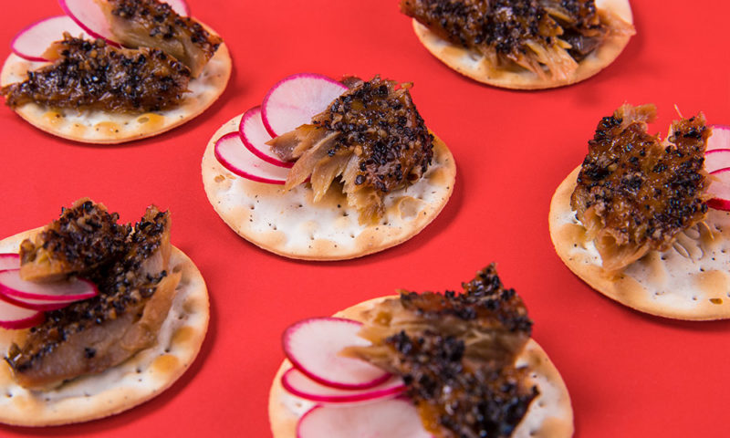 Smoked-Mackerel-Peppered-on-Crackers-3